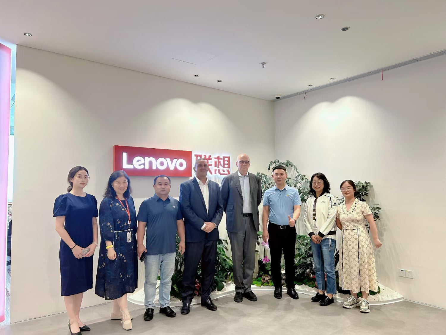 WINMAX team with Lenovo representatives highlighting official authorization and long-term partnership